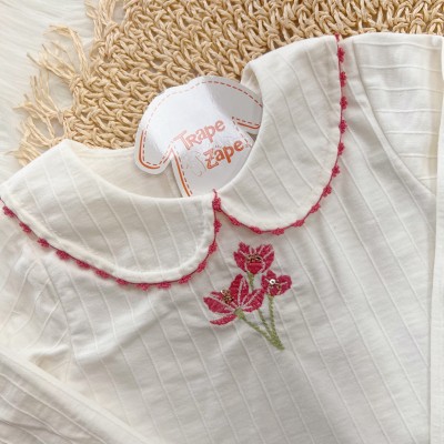 Conj. Blusa Manga Longa 3 Flores Gola Bordada e Calça com Botões Dourados - Off White e Goiaba